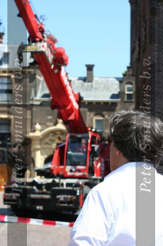Den Haagg, 3 Juni 2010 Emile Ratelband op het Binnenhof/Ridderhof Linkerk Kerktoren waar Emile een schade heeft aangericht met een modelvliegtuigje. Er wordt door specialisten de schade en kosten bekeken voor de reparaties.
Foto Peter Smulders BV
