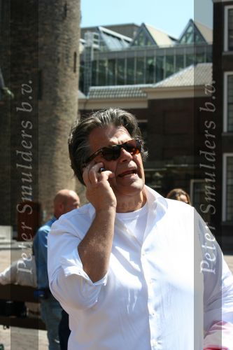 Den Haagg, 3 Juni 2010 Emile Ratelband op het Binnenhof/Ridderhof Linkerk Kerktoren waar Emile een schade heeft aangericht met een modelvliegtuigje. Er wordt door specialisten de schade en kosten bekeken voor de reparaties.
Foto Peter Smulders BV