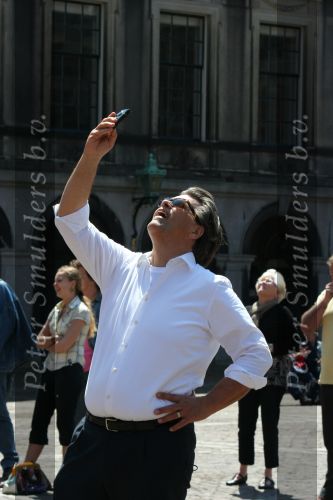 Den Haagg, 3 Juni 2010 Emile Ratelband op het Binnenhof/Ridderhof Linkerk Kerktoren waar Emile een schade heeft aangericht met een modelvliegtuigje. Er wordt door specialisten de schade en kosten bekeken voor de reparaties.
Foto Peter Smulders BV