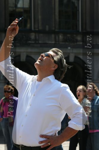 Den Haagg, 3 Juni 2010 Emile Ratelband op het Binnenhof/Ridderhof Linkerk Kerktoren waar Emile een schade heeft aangericht met een modelvliegtuigje. Er wordt door specialisten de schade en kosten bekeken voor de reparaties.
Foto Peter Smulders BV