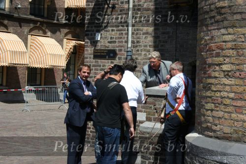 Den Haagg, 3 Juni 2010 Emile Ratelband op het Binnenhof/Ridderhof Linkerk Kerktoren waar Emile een schade heeft aangericht met een modelvliegtuigje. Er wordt door specialisten de schade en kosten bekeken voor de reparaties.
Foto Peter Smulders BV