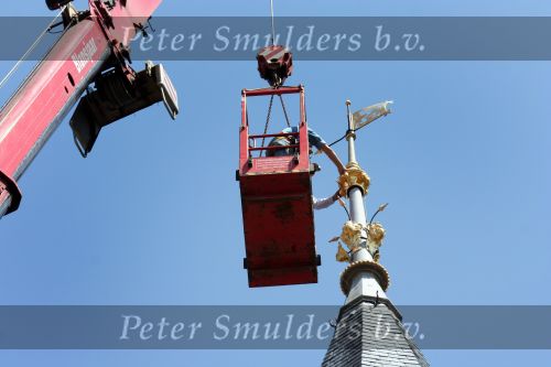 Den Haagg, 3 Juni 2010 Emile Ratelband op het Binnenhof/Ridderhof Linkerk Kerktoren waar Emile een schade heeft aangericht met een modelvliegtuigje. Er wordt door specialisten de schade en kosten bekeken voor de reparaties.
Foto Peter Smulders BV