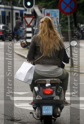 Amsterdam 29 mei 2010
Estelle Gullit bij vriendin achter op de vespa scooter.
Peter Smulders bv
