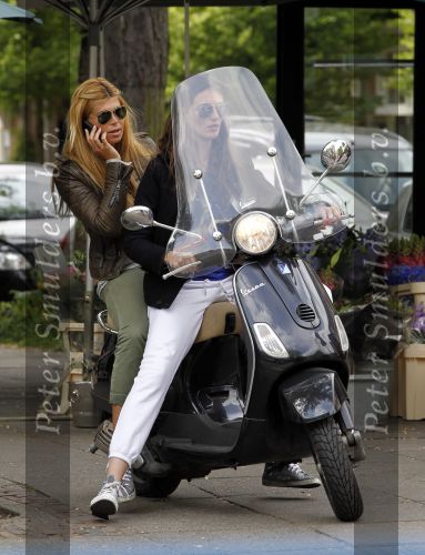 Amsterdam 29 mei 2010
Estelle Gullit bij vriendin achter op de vespa scooter.
Peter Smulders bv