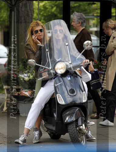 Amsterdam 29 mei 2010
Estelle Gullit bij vriendin achter op de vespa scooter.
Peter Smulders bv