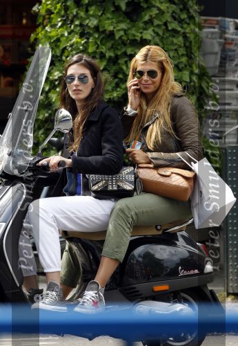 Amsterdam 29 mei 2010
Estelle Gullit bij vriendin achter op de vespa scooter.
Peter Smulders bv