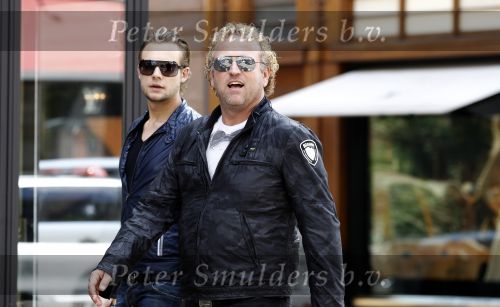 Amsterdam 28 mei 2010
Gordon met zijn vriend aan het winkelen. Gorden rijdt in een Porsche Panamera die wit gestickerd is.
Peter Smulders bv