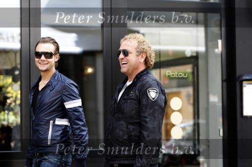 Amsterdam 28 mei 2010
Gordon met zijn vriend aan het winkelen. Gorden rijdt in een Porsche Panamera die wit gestickerd is.
Peter Smulders bv