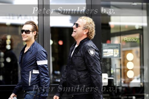Amsterdam 28 mei 2010
Gordon met zijn vriend aan het winkelen. Gorden rijdt in een Porsche Panamera die wit gestickerd is.
Peter Smulders bv