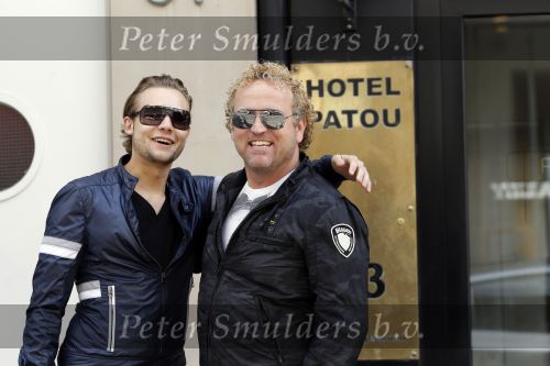 Amsterdam 28 mei 2010
Gordon met zijn vriend aan het winkelen. Gorden rijdt in een Porsche Panamera die wit gestickerd is.
Peter Smulders bv