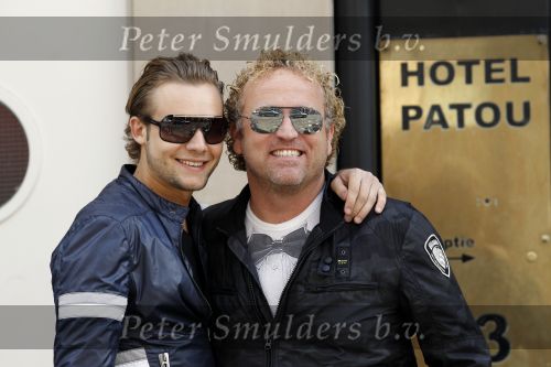 Amsterdam 28 mei 2010
Gordon met zijn vriend aan het winkelen. Gorden rijdt in een Porsche Panamera die wit gestickerd is.
Peter Smulders bv