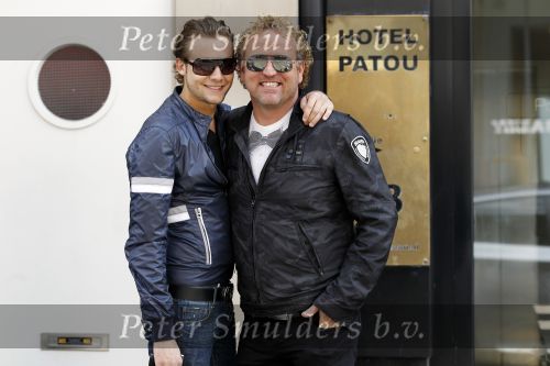 Amsterdam 28 mei 2010
Gordon met zijn vriend aan het winkelen. Gorden rijdt in een Porsche Panamera die wit gestickerd is.
Peter Smulders bv