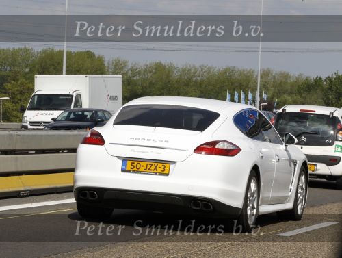 Amsterdam 28 mei 2010
Gordon met zijn vriend aan het winkelen. Gorden rijdt in een Porsche Panamera die wit gestickerd is.
Peter Smulders bv