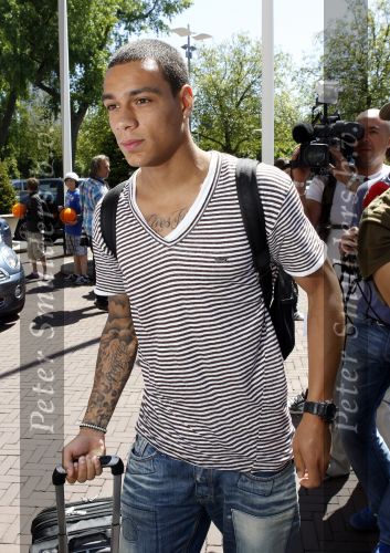 Amsterdam 4 juni 2010
Spelers Nederlands elftal melden zich bij het Hilton Hotel voor de laatste vriendschappelijke wedstrijd voor het WK. Gregory v d Wiel met een Buddha to Buddha armband
Peter Smulders bv