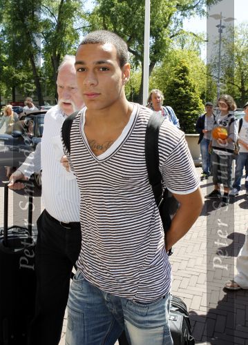 Amsterdam 4 juni 2010
Spelers Nederlands elftal melden zich bij het Hilton Hotel voor de laatste vriendschappelijke wedstrijd voor het WK. Gregory v d Wiel met een Buddha to Buddha armband
Peter Smulders bv
