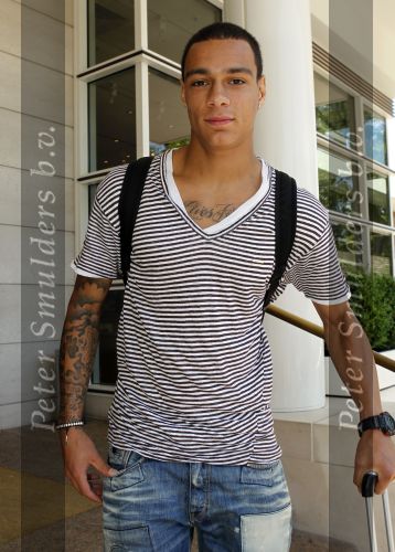 Amsterdam 4 juni 2010
Spelers Nederlands elftal melden zich bij het Hilton Hotel voor de laatste vriendschappelijke wedstrijd voor het WK. Gregory v d Wiel met een Buddha to Buddha armband
Peter Smulders bv