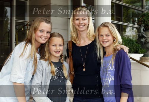 Amsterdam 5 juni 2010
Het Nederlands elftal vertrekt vanaf het hilton naar Schiphol voor de WK voetbal in Zuid Afrika. De vrouwen zwaaien ze uit. Helen de Boer vrouw van frank met hun dochters Romy Jacky en Beau
Peter Smulders bv