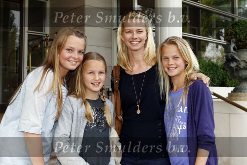 Amsterdam 5 juni 2010
Het Nederlands elftal vertrekt vanaf het hilton naar Schiphol voor de WK voetbal in Zuid Afrika. De vrouwen zwaaien ze uit. Helen de Boer vrouw van frank met hun dochters Romy Jacky en Beau
Peter Smulders bv