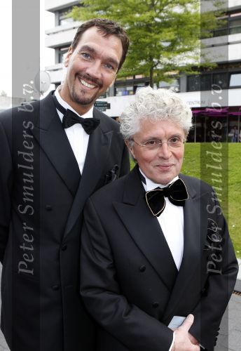 Hilversum 7 juni 2010
Uitreiking Johnny Kraaykamp Musical awards in studio 21/22. Jacques d Ancona met zijn vriend Hans
Peter Smulders bv