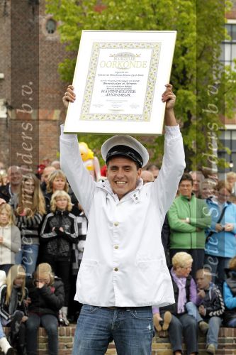 Blokzijl 15 mei 2010
Jan Smit wordt door Hennie v d Most en Lucie de Lange tot Havenmeester  d\'honneur van blokzijl gemaakt.
Peter Smulders bv