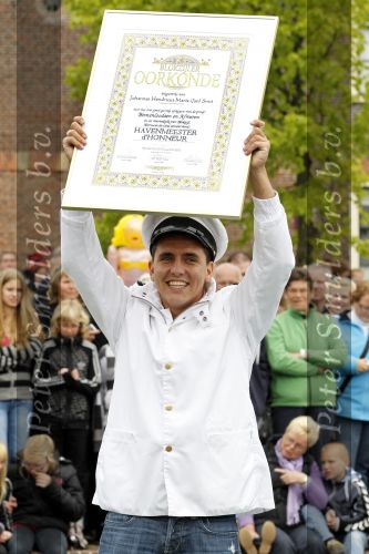 Blokzijl 15 mei 2010
Jan Smit wordt door Hennie v d Most en Lucie de Lange tot Havenmeester  d\'honneur van blokzijl gemaakt.
Peter Smulders bv