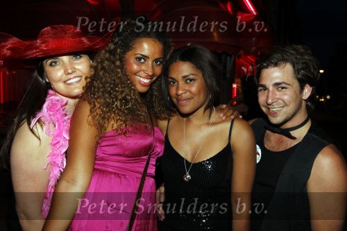 Amsterdam 7 juni 2010
Vrijgezellenavond van Yolanthe Cabau v Kasbergen bij cafe Nol. Lauretta Gerards Jennifer Cooke en zus van Yolanthe met vriend
Peter Smulders bv