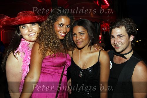 Amsterdam 7 juni 2010
Vrijgezellenavond van Yolanthe Cabau v Kasbergen bij cafe Nol. Lauretta Gerards Jennifer Cooke en zus van Yolanthe met vriend
Peter Smulders bv