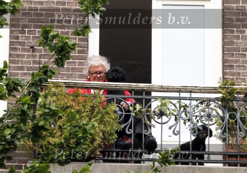 Amsterdam 31 mei 2010
John v d Rest met zijn hondjes op zijn terras.
Peter Smulders bv