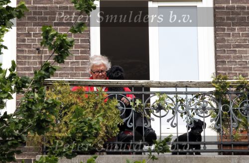 Amsterdam 31 mei 2010
John v d Rest met zijn hondjes op zijn terras.
Peter Smulders bv