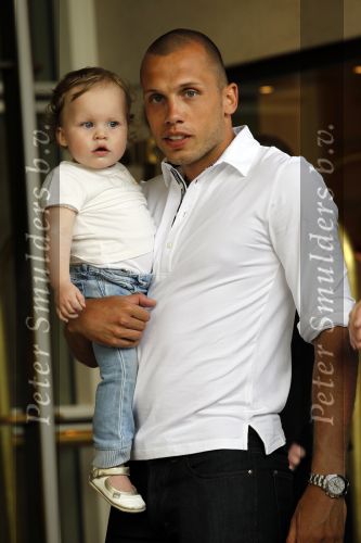 Amsterdam 5 juni 2010
Het Nederlands elftal vertrekt vanaf het hilton naar Schiphol voor de WK voetbal in Zuid Afrika. De vrouwen zwaaien ze uit. Johnny Heitinga met dochter Jezebel
Peter Smulders bv