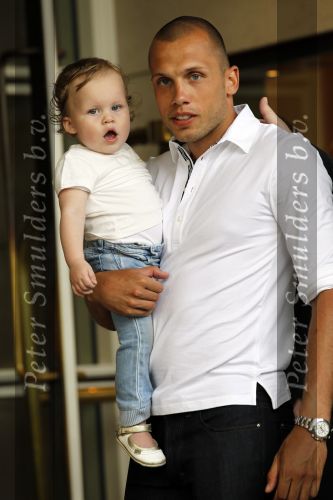 Amsterdam 5 juni 2010
Het Nederlands elftal vertrekt vanaf het hilton naar Schiphol voor de WK voetbal in Zuid Afrika. De vrouwen zwaaien ze uit. Johnny Heitinga met dochter Jezebel
Peter Smulders bv