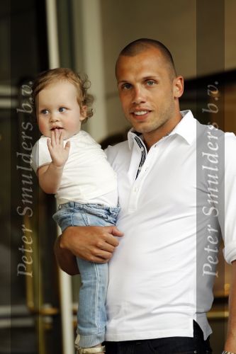 Amsterdam 5 juni 2010
Het Nederlands elftal vertrekt vanaf het hilton naar Schiphol voor de WK voetbal in Zuid Afrika. De vrouwen zwaaien ze uit. Johnny Heitinga met dochter Jezebel
Peter Smulders bv