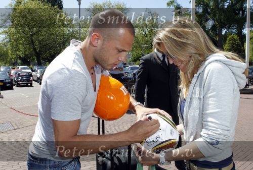 Amsterdam 4 juni 2010
Spelers Nederlands elftal melden zich bij het Hilton Hotel voor de laatste vriendschappelijke wedstrijd voor het WK. Johnny en Charlotte Heitinga
Peter Smulders bv