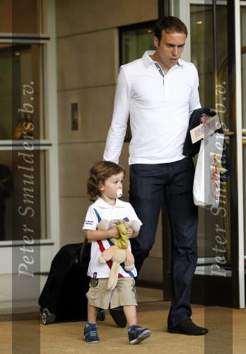 Amsterdam 5 juni 2010
Het Nederlands elftal vertrekt vanaf het hilton naar Schiphol voor de WK voetbal in Zuid Afrika. De vrouwen zwaaien ze uit. Joris Mathijsen met zoontje
Peter Smulders bv