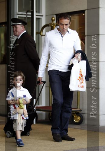 Amsterdam 5 juni 2010
Het Nederlands elftal vertrekt vanaf het hilton naar Schiphol voor de WK voetbal in Zuid Afrika. De vrouwen zwaaien ze uit. Joris Mathijsen met zoontje
Peter Smulders bv