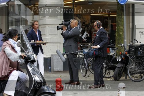 Amsterdam 29 mei 2010.
Jort Kelder met zijn cameraploeg op de pc hooftstraat. Zijn ploeg is ook in pak gekleed.
Peter Smulders bv