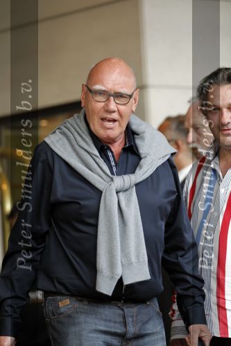 Amsterdam 5 juni 2010
Het Nederlands elftal vertrekt vanaf het hilton naar Schiphol voor de WK voetbal in Zuid Afrika. De vrouwen zwaaien ze uit. Kees Jansma met zoon
Peter Smulders bv