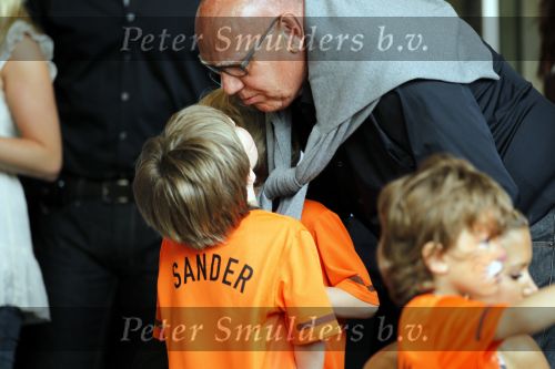 Amsterdam 5 juni 2010
Het Nederlands elftal vertrekt vanaf het hilton naar Schiphol voor de WK voetbal in Zuid Afrika. De vrouwen zwaaien ze uit. Kees Jansma met zoon
Peter Smulders bv