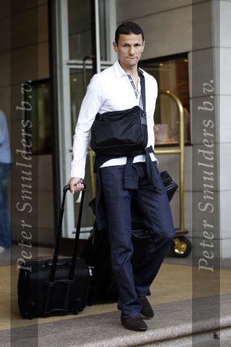 Amsterdam 5 juni 2010
Het Nederlands elftal vertrekt vanaf het hilton naar Schiphol voor de WK voetbal in Zuid Afrika. De vrouwen zwaaien ze uit. Khalid Sabia en Anissa Boulahrouz
Peter Smulders bv