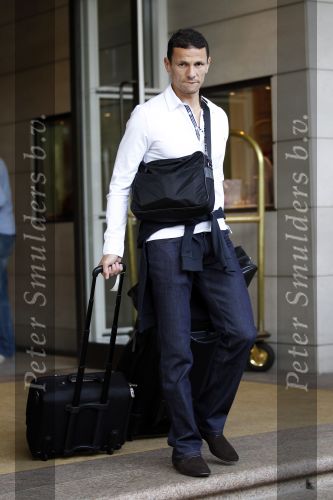 Amsterdam 5 juni 2010
Het Nederlands elftal vertrekt vanaf het hilton naar Schiphol voor de WK voetbal in Zuid Afrika. De vrouwen zwaaien ze uit. Khalid Sabia en Anissa Boulahrouz
Peter Smulders bv