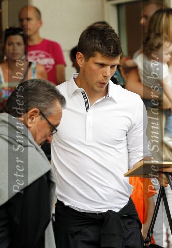 Amsterdam 5 juni 2010
Het Nederlands elftal vertrekt vanaf het hilton naar Schiphol voor de WK voetbal in Zuid Afrika. De vrouwen zwaaien ze uit. Klaasjan Huntelaar met zijn vrouw Maddy en zoontje Seb
Peter Smulders bv