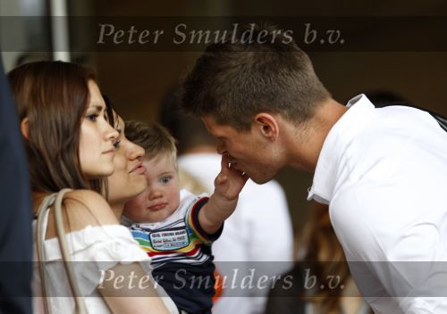 Amsterdam 5 juni 2010
Het Nederlands elftal vertrekt vanaf het hilton naar Schiphol voor de WK voetbal in Zuid Afrika. De vrouwen zwaaien ze uit. Klaasjan Huntelaar met zijn vrouw Maddy en zoontje Seb
Peter Smulders bv