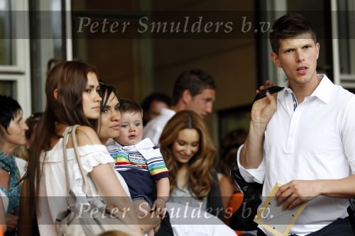 Amsterdam 5 juni 2010
Het Nederlands elftal vertrekt vanaf het hilton naar Schiphol voor de WK voetbal in Zuid Afrika. De vrouwen zwaaien ze uit. Klaasjan Huntelaar met zijn vrouw Maddy en zoontje Seb
Peter Smulders bv