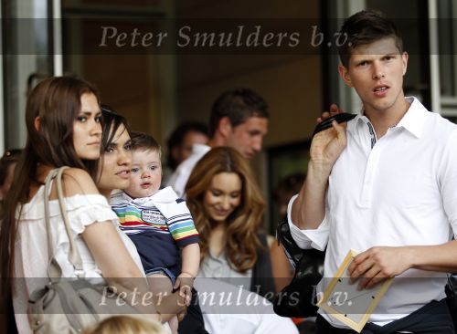Amsterdam 5 juni 2010
Het Nederlands elftal vertrekt vanaf het hilton naar Schiphol voor de WK voetbal in Zuid Afrika. De vrouwen zwaaien ze uit. Klaasjan Huntelaar met zijn vrouw Maddy en zoontje Seb
Peter Smulders bv