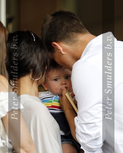 Amsterdam 5 juni 2010
Het Nederlands elftal vertrekt vanaf het hilton naar Schiphol voor de WK voetbal in Zuid Afrika. De vrouwen zwaaien ze uit. Klaasjan Huntelaar met zijn vrouw Maddy en zoontje Seb
Peter Smulders bv