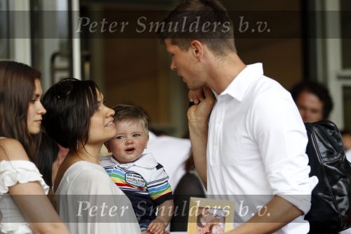 Amsterdam 5 juni 2010
Het Nederlands elftal vertrekt vanaf het hilton naar Schiphol voor de WK voetbal in Zuid Afrika. De vrouwen zwaaien ze uit. Klaasjan Huntelaar met zijn vrouw Maddy en zoontje Seb
Peter Smulders bv