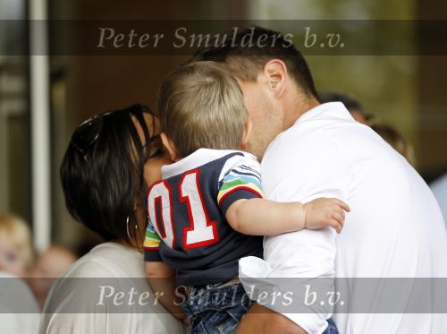 Amsterdam 5 juni 2010
Het Nederlands elftal vertrekt vanaf het hilton naar Schiphol voor de WK voetbal in Zuid Afrika. De vrouwen zwaaien ze uit. Klaasjan Huntelaar met zijn vrouw Maddy en zoontje Seb
Peter Smulders bv