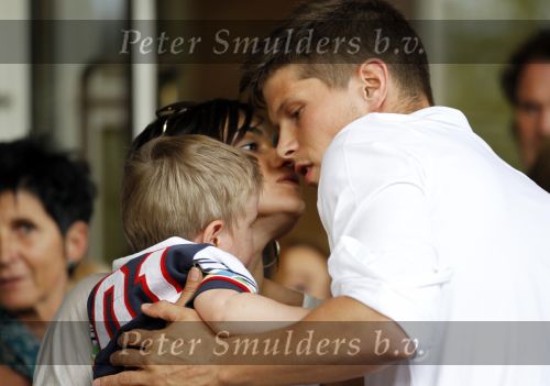 Amsterdam 5 juni 2010
Het Nederlands elftal vertrekt vanaf het hilton naar Schiphol voor de WK voetbal in Zuid Afrika. De vrouwen zwaaien ze uit. Klaasjan Huntelaar met zijn vrouw Maddy en zoontje Seb
Peter Smulders bv