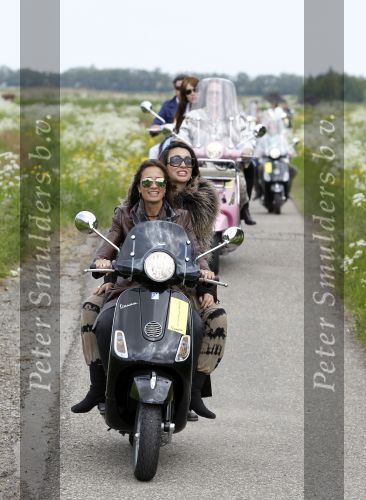 Amsterdam 25 mei 2010
Vespa scooter rally van Grazia. Monique en Suzanne Klemann Lois Lane
Peter Smulders bv