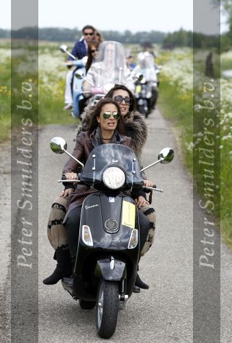 Amsterdam 25 mei 2010
Vespa scooter rally van Grazia. Monique en Suzanne Klemann Lois Lane
Peter Smulders bv